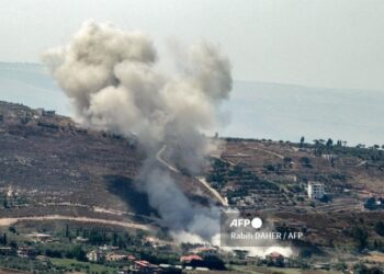 KEPULAN asap semasa pengeboman Israel di kampung Khiam di selatan Lubnan berhampiran sempadan dengan Israel, minggu lalu.- AFP