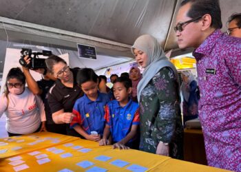 FADHLINA (dua dari kanan) ketika melawat reruai pameran yang disediakan di SK Sungai Bakap, Nibong Tebal, Pulau Pinang. – UTUSAN/SITI NUR MAS ERAH AMRAN