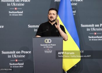 VOLODYMYR Zelensky ketika berucap pada sidang kemuncak keamanan di Switzerland.- AFP