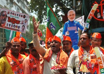 PENYOKONG Narendra Modi meraikan keputusan pengiraan undian awal pilihan raya umum India di bandar Varanasi di  Uttar Pradesh.-AFP