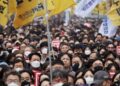 RIBUAN doktor menyertai perhimpunan membantah program reformasi penjagaan kesihatan kerajaan di Seoul, Korea Selatan.-AFP