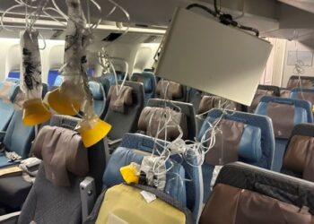 KEADAAN bahagian dalam pesawat Singapore Airlines SQ321 selepas pendaratan kecemasan di Lapangan Terbang Antarabangsa Suvarnabhumi Bangkok.- CNN