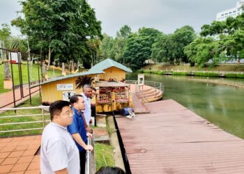 J. ARUL Kumar (tiga dari kiri) ketika meninjau keadaan kemudahan di Taman Tasik Seremban, baru-baru ini.