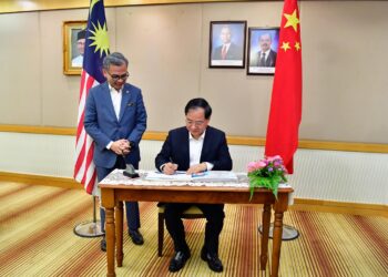 FAHMI Fadzil menerima kunjungan hormat TYT Jin Zhuanglong, Menteri Industri dan Teknologi Maklumat China.