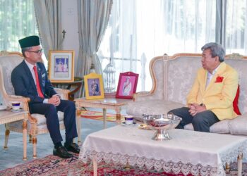 Sultan Selangor, Sultan Sharafuddin Idris Shah menerima menghadap Menteri Komunikasi, Fahmi Fadzil di Istana Bukit Kayangan dekat sini semalam.