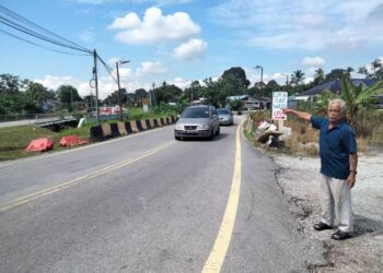 AHMAD Rastam menunjukkan jambatan di Jalan Kampung Sawah yang perlu segera dinaik taraf bagi keselamatan dan keselesaan pengguna jalan raya di Pekan Nanas, Pontian.
