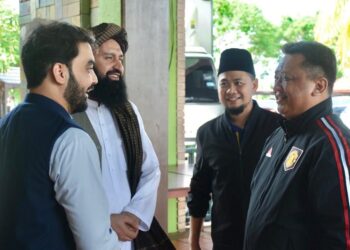 TUANKU Syed Faizuddin Putra Jamalullail (kanan) berkenan menerima kunjungan hormat wakil Afghanistan di Masjid Tuanku Syed Putra Jamalullail (MTSPJ), Kangar, Perlis. -UTUSAN