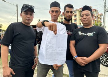 SEBAHAGIAN penduduk membuat laporan polis berkait judi dalam talian di Ibu Pejabat Polis Daerah (IPD) Kota Bharu semalam. -UTUSAN/ROHANA MOHD. NAWI