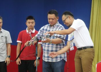 NURAZAM Omar (kanan) memberi penerangan kepada Tuanku Syed Faizuddin Putra Jamalullail 
berkaitan komponen alatan memanah recurve
ketika majlis penutup dan pengurniaan hadiah kejohanan Memanah Terbuka kelab Indera Knights Archery Club (IKAC) di Institut Pendidikan Guru (IPG), Kangar, Perlis hari ini.- UTUSAN