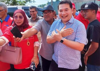 RAFIZI Ramli (dua dari kanan) selepas sidang akhbar di pejabat PKR Nibong Tebal, Pulau Pinang, kelmarin.