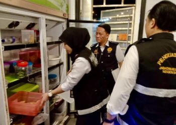 PEGAWAI penguat kuasa Unit Inspektorat menjalankan pemeriksaan di sebuah premis makanan di sebuah medan selera di Kota Kinabalu semalam