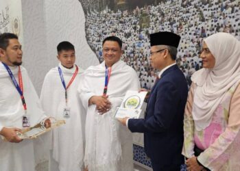 TUANKU Syed Faizuddin Putra Jamalullail ketika tiba di Terminal Haji Lapangan Terbang Antarabangsa  King Abdulaziz Jeddah, Arab Saudi untuk mengerjakan ibadah haji baru-baru ini.