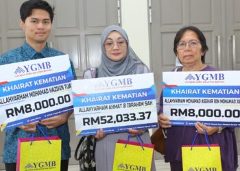 MASNIAH Saberi Melhi (tengah) menerima khairat kematian suaminya sebanyak RM52,033.37 Pengarah Pendidikan Sarawak, Datuk Dr Azhar Ahmad.