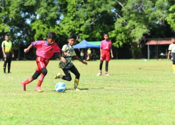 AKSI para pemain Sekolah Tengku Budriah (STB) dan SK Kuala Perlis dalam perlawanan akhir kejohanan bola sepak bawah 12 tahun Majlis Sukan Sekolah Negeri Perlis (MSSPs) 2024 di SK Sena, Kangar, Perlis hari ini.-UTUSAN/IZLIZAN OTHMAN