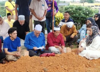 ORANG ramai menghadiri pengebumian empat orang sahabat yang maut dalam kemalangan di Kilometer 24 Jalan Renggam- Simpang Renggam kelmarin.