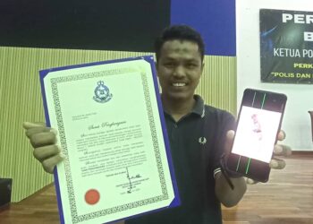 ABDULLAH Abdul Talib menunjukkan surat penghargaan yang diterimanya pada Majlis Perhimpunan Bulanan Ketua Polis Daerah Muallim di Tanjung Malim semalam.