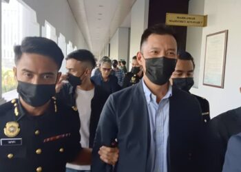 MUHAMMAD Faisal Hamzah hadir di Mahkamah Sesyen Kuala Lumpur bagi menghadapi pertuduhan menerima rasuah RM100,000. UTUSAN/NORLIZAH ABAS