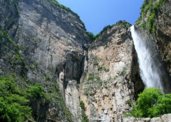 AIR Terjun Yuntai menjadi lokasi tarikan pelancong paling popular di China.- CNN