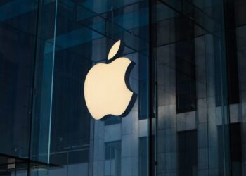 PEMINAT Apple dijangka boleh membuat pembelian iPhone 16 bermula 20 September.- AGENSI