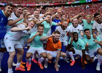 PEMAIN-Pemain Austria meraikan kejayaan mereka menundukkan Belanda 3-2 pada aksi Euro 2024 di Olympiastadion, Berlin awal pagi tadi.-AFP