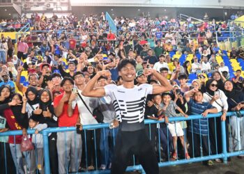 MUHAMMAD Azeem Fahmi bersama peminat-peminat yang hadir memberi sokongan  Olahraga Terbuka Malaysia Cahya Mata 2024 di Stadium Darul Makmur di Kuantan, Pahang baru-baru ini. - UTUSAN/SHAIKH AHMAD RAZIF