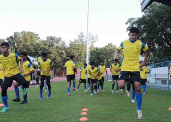 SKUAD negara menjalani latihan di Surakarta, Indonesia semalam sebagai persiapan menentang Timor Leste dalam kempen Piala AFF B-16 hari ini. - IHSAN FAM