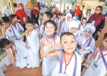 SEBAHAGIAN daripada kanak-kanak tadika melakukan tawaf sambil dibantu oleh guru sempena Program Simulasi Haji Cilik anjuran Pertim Johor di Masjid Al Jawaher, Taman Mutiara Rini, Johor Bahru.