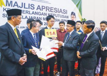 PENGARAH Pendidikan Kedah, Ismail Othman beramah mesra dengan pelajar cemerlang pada Majlis Apresiasi Kecemerlangan SPM Negeri Kedah di Alor Setar semalam. – UTUSAN/SHAHIR NOORDIN