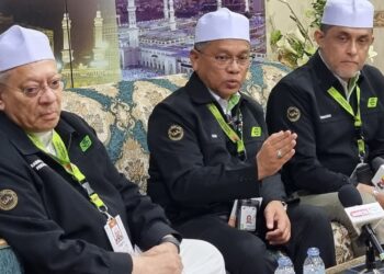 MOHD. Na'im Mokhtar (tengah) dalam sidang akhbar di pejabat Tabung Haji di Mekah, semalam.