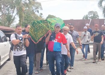 MOHD. Shobir Ahmad (kanan, depan) mengusung jenazah Allahyarham Zulkifly Yusof untuk dibawa ke Tanah Perkuburan Islam Kampung Temerlok Trong, Bukit Gantang, Perak semalam.– MINGGUAN/WAT KAMAL ABAS