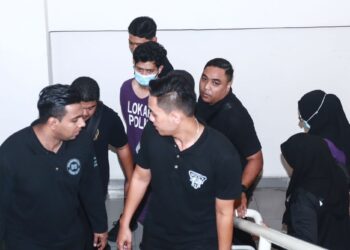 PASANGAN Ibu bapa  kanak-kanak autisme Zayn Rayyan disambung reman anam hari lagi  di Mahkamah Majistret Petaling Jaya, hari ini. - UTUSAN/AFIQ RAZALI