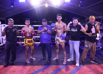 ABU Bakar Hamzah (tiga dari kiri) bersama para petinju Muay Thai dalam kejohanan Perlis Open Fight Night sempena sambutan ulang tahun keputeraan Raja Perlis Ke-81 di Dataran Lok 9, Kuala Perlis.