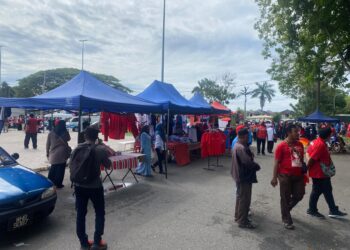 SUASANA meriah di sekitar pusat penamaan calon di Dewan Serbaguna Jawi, Nibong Tebal semalam apabila ramai peniaga mengambil peluang membuka perniagaan mereka.