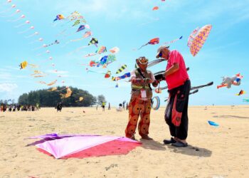 SEBAHAGIAN peserta   Pesta Wau Antarabangsa Kelantan Kali Ke-14 di Pantai Geting, Tumpat, Kelantan semalam. -UTUSAN/KAMARUL BISMI KAMARUZAMAN.