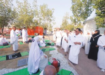 MOHD. Na’im Mokhtar (berdiri, kanan) beramah mesra dengan jemaah haji Malaysia semasa berwukuf di Padang Arafah, semalam.