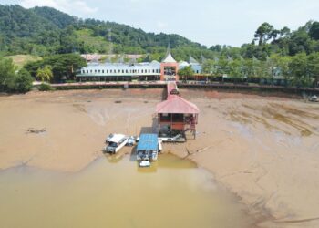 KEADAAN Tasik Kolam Bukit Merah yang kering di kawasan Bukit Merah Laketown Resort  berikutan musim panas ketika tinjauan di Bagan Serai semalam. – UTUSAN/WAT KAMAL ABAS