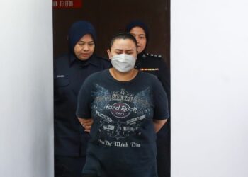 WAN Fatimah Zahra Wan Abdullah  didakwa membunuh dengan menyebabkan kematian anak angkat berusia lima tahun minggu lalu dituduh di Mahkamah Majistret Ipoh hari ini. - UTUSAN/MUHAMAD NAZREEN SYAH MUSTHAFA