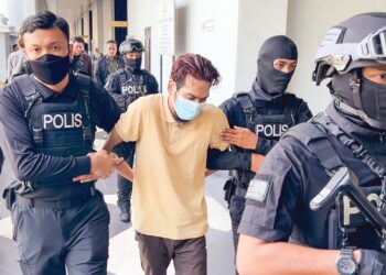 Muhammad Muzzammil Mohd. Mohlis dibawa ke Mahkamah Sesyen Kuala Lumpur semalam bagi menghadapi pertuduhan berkaitan kumpulan pengganas Daesh. –  UTUSAN/NORLIZAH ABAS