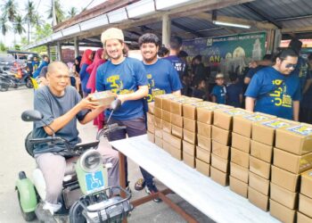 CHE Hasan Awang (kiri) menerima sumbangan daging korban yang disampaikan Mohd. Faizul Rohban pada Program Korban Kaseh Perdana Kali keenam di Masjid Al- Ismaili, Mukim Morak, Tumpat, Kelantan, semalam. – UTUSAN/ROHANA ISMAIL