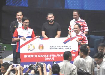 TUNKU MAHKOTA ISMAIL menyaksikan penyampaian replika cek Insentif Mahasiswa Anak Johor sambil diperhatikan oleh Menteri Besar Johor, Datuk Onn Hafiz Ghazi pada Program Johor Youth Meet-up di Kompleks Sukan Educity, Iskandar Puteri. semalam. -UTUSAN/RAJA JAAFAR ALI