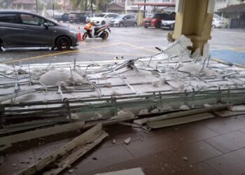 SILING kapur di beranda Masjid An-Nur, Saujana Utama, Sungai Buloh, Selangor yang runtuh berikutan hujan lebat dan ribut Rabu lalu.