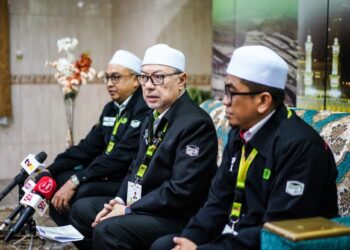 SYED Saleh Syed Abdul Rahman (tengah) dalam sidang akhbar di Mekah semalam