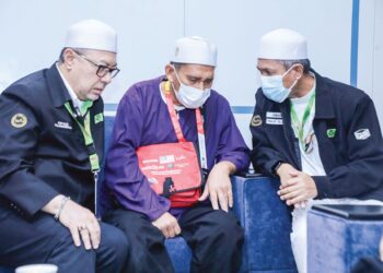 SYED Saleh Syed Abdul Rahman (kiri) ketika menziarahi waris  Allahyarham Noormadiah Mat Ali (tengah) di Mekah, baru-baru ini.