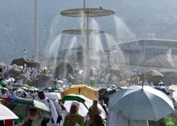 Kerajaan Arab Saudi membekalkan alat pemancut air untuk mengurangkan hawa panas semasa jemaah haji berwukuf di Arafah pada suhu mencecah 45 darjah Celcius semalam. -AFP