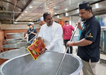 SULAIMAN Ismail membantu pekerjanya memasak makanan di Mekah.