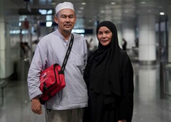 WAN SUHAIMI Wan Husain dan isteri, Amnah Muhmed Rumi di Lapangan Terbang Antarabangsa Kuala Lumpur, Sepang malam semalam.