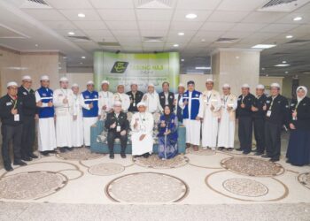 SYED Saleh Syed Abdul Rahman (duduk, kiri) bersama delegasi Thailand dalam  pertemuan di pejabat Tabung Haji Mekah semalam.