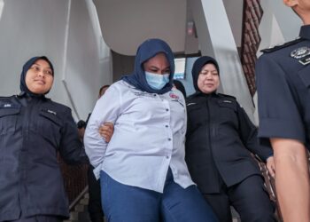 TERTUDUH mengaku tidak bersalah di Mahkamah Sesyen, Ayer Keroh, Melaka semalam atas pertuduhan menipu seorang warga emas sehingga menyebabkan mangsa kerugian RM416,000. - UTUSAN/SYAFEEQ AHMAD