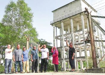 PENDUDUK menunjukkan tangki air di Taman Berjaya Permai, Sungai Soi di Kuantan, Pahang yang tidak digunakan lagi dipercayai antara punca gangguan bekalan air selalu berlaku. – UTUSAN/DIANA SURYA 
ABD. WAHAB