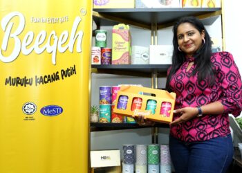 K. VIJAYA Thaamarrai menunjukkan produk Beeqeh yang disediakan dengan empat pilihan yang telah memperoleh pensijilan halal Jakim.-FOTO/Muhamad Nazreen Syah Musthafa